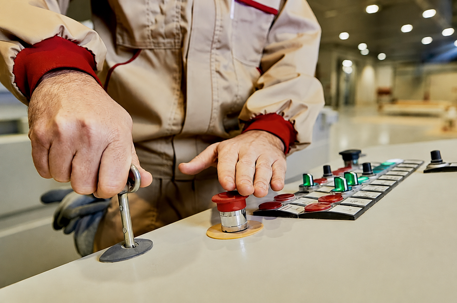 Techniker bedient eine industrielle Steuerungsanlage
