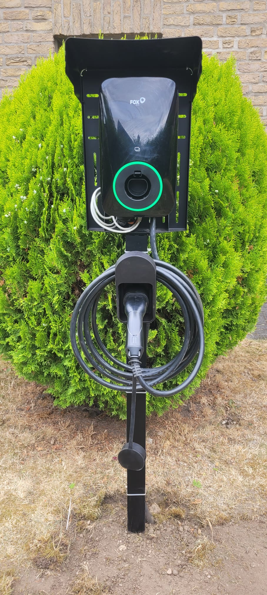 Fertig installierte Wallbox mit aufgewickeltem Ladekabel